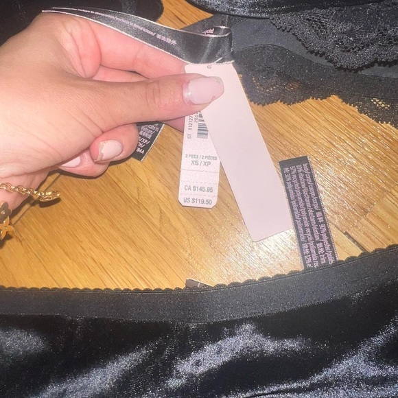 Victoria's Secret Black Velvet Bra Set - Picture 4 of 4